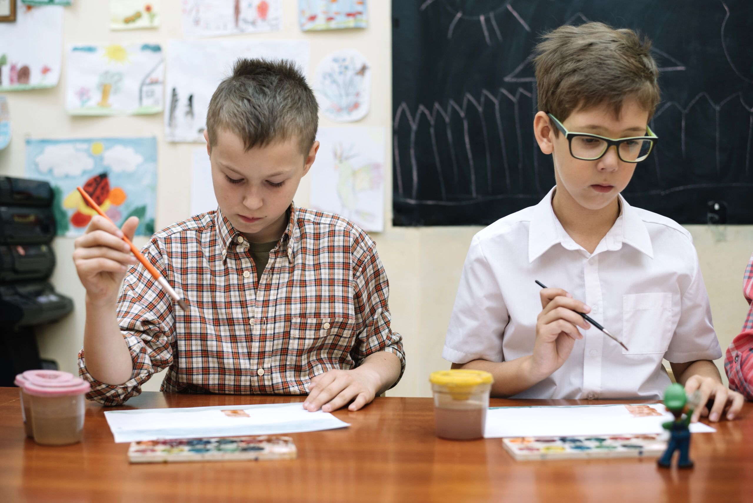 schoolboys-drawing-classroom