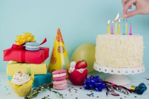 still-life-tasty-birthday-cake-with-presents (1)