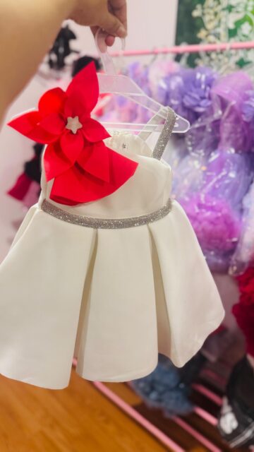 Christmas magic in every stitch ✨❄️
Our white holiday dress with a bold red bloom is perfect for all festive celebrations.
A Little Wardrobe exclusive for your little princess ❤️🎄#unbeatableprices✔️ #shippingworldwide✈️🌎 #kidsfashion #thelittlewardrobe #partywear #dmtoorder #princessvibes #kidsstyle #minifashionicon #londonontario #canadá #buy #limitedstock